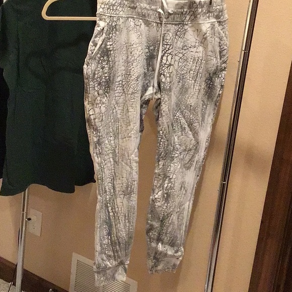 Lululemon crackle pattern sweats size 14 - Picture 1 of 3